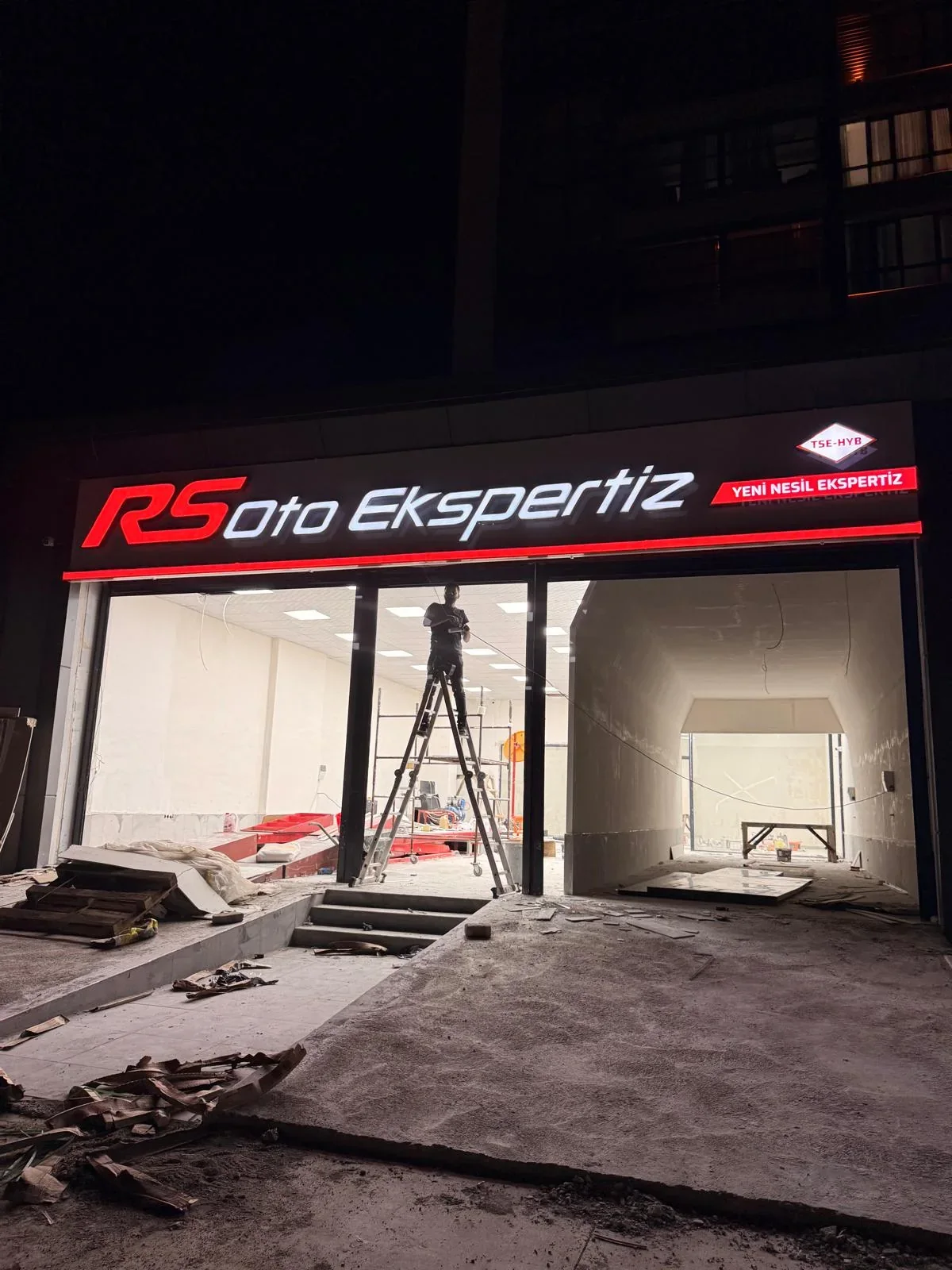 RS Oto Ekspertiz için gece görünür ışıklı cephe tabelası